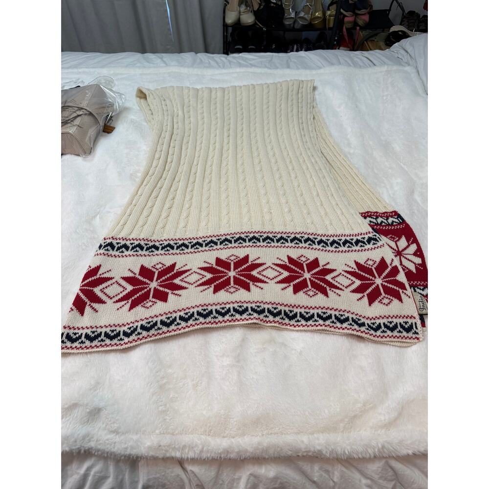 Knitted Blanket with Nordic Christmas Theme Design